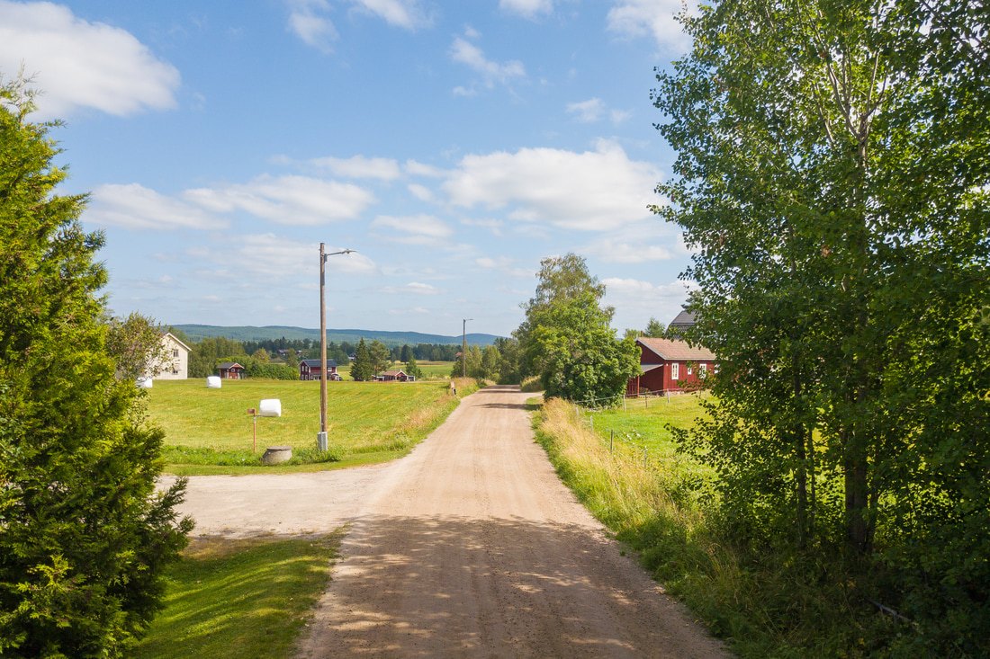 Längs landsvägen i vacker Hälsingemiljö