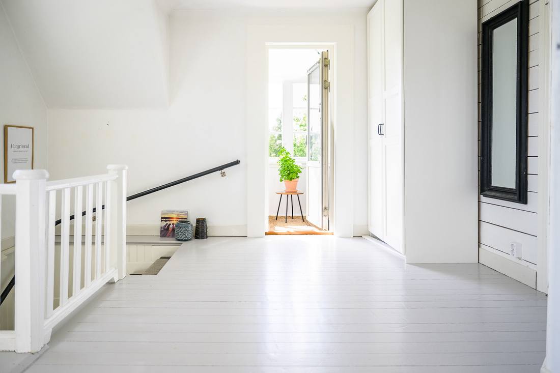 Möblerbar hall med plankgolv