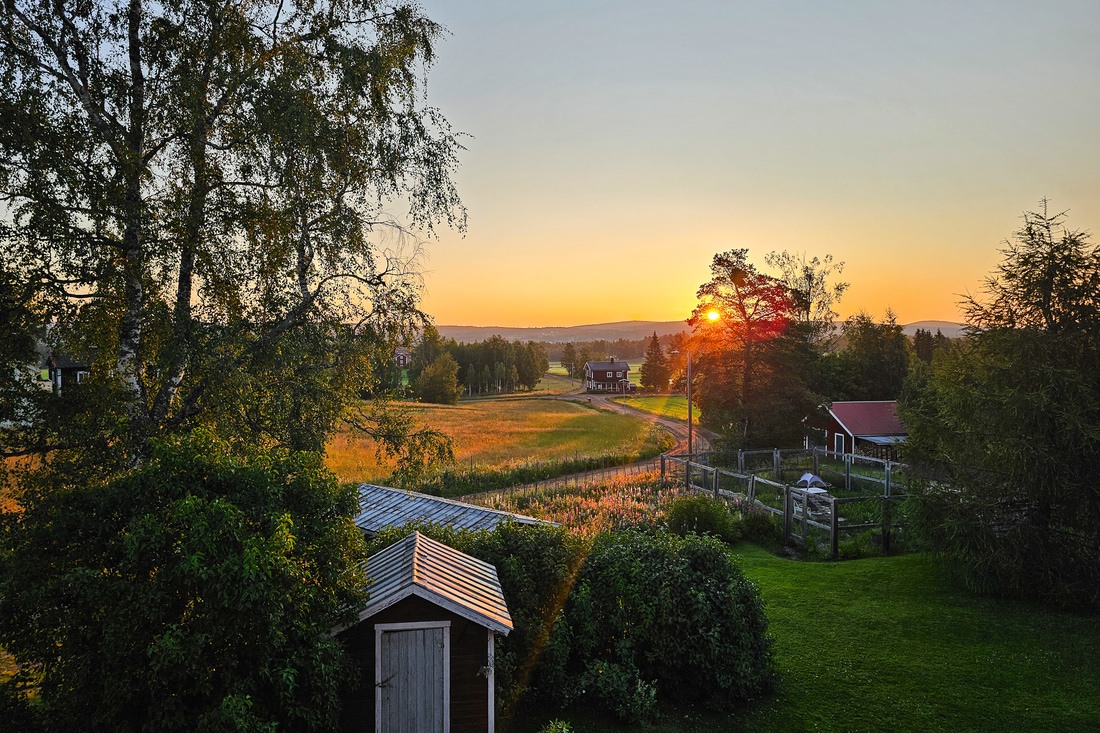 Utsikt över de blånande bergen i Hälsingland