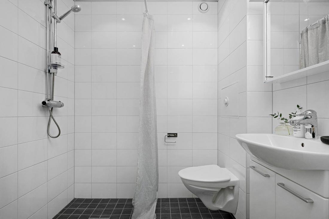 Helkaklat duschrum med vägghängd toalett...