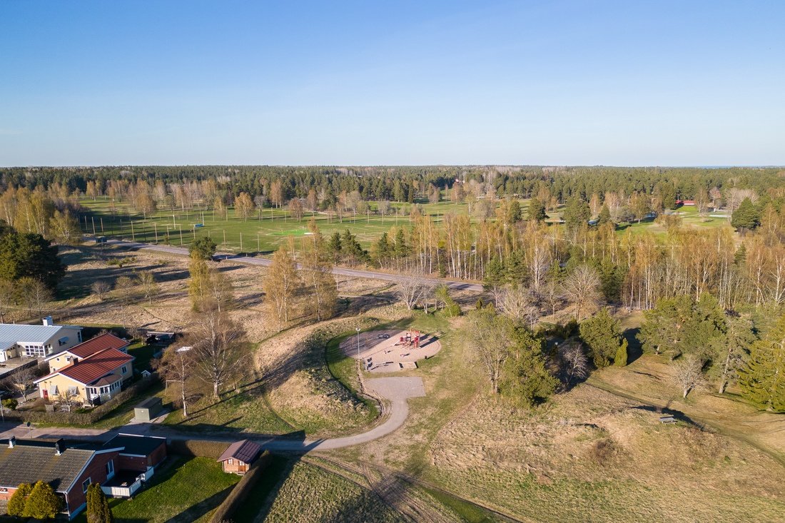 Barnvänligt, med kort promenad till golfbanan och storskogen...