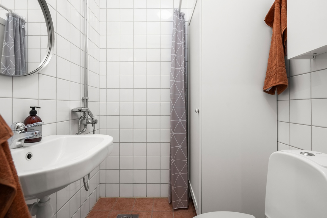 Totalrenoverat med kakel och klinker samt plats för egen tvättmaskin Totalrenoverat med kakel och klinker samt plats för egen tvättmaskin