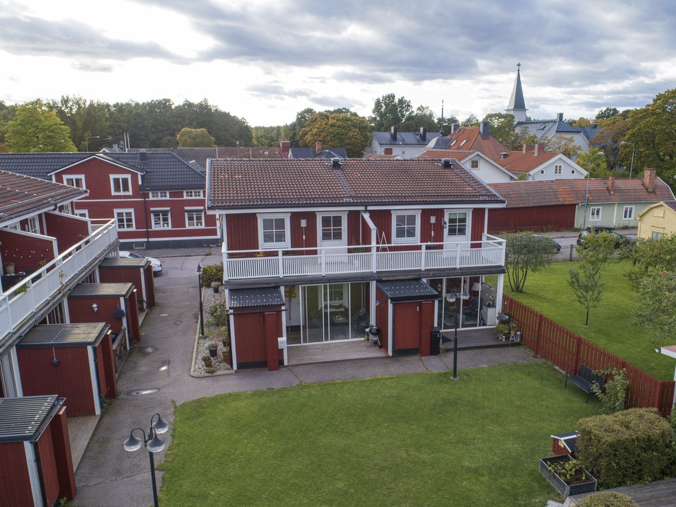 En av Gävles äldsta stadsdelar erbjuder ett parhus...