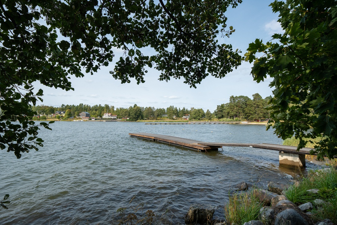 Kort promenad till bad- och båtplats...