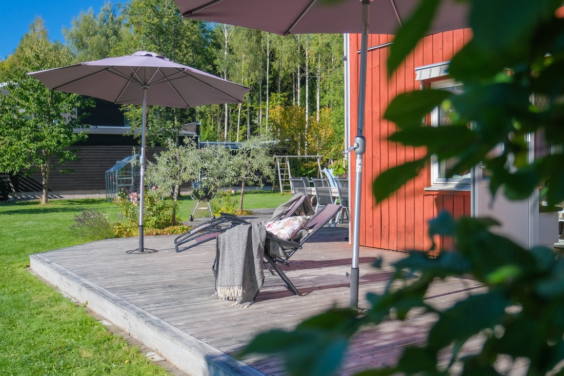 Stor altan längs hela solsidan... Stor altan längs hela solsidan...