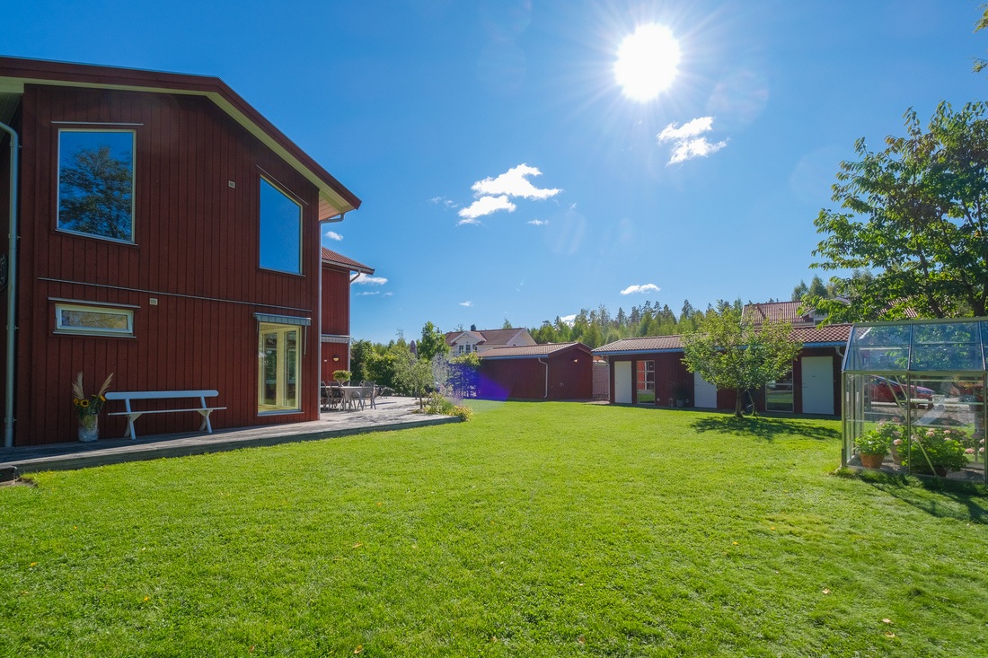 Härligt gårdskänsla med garage och uthuslängor som ramar in gården... Härligt gårdskänsla med garage och uthuslängor som ramar in gården...