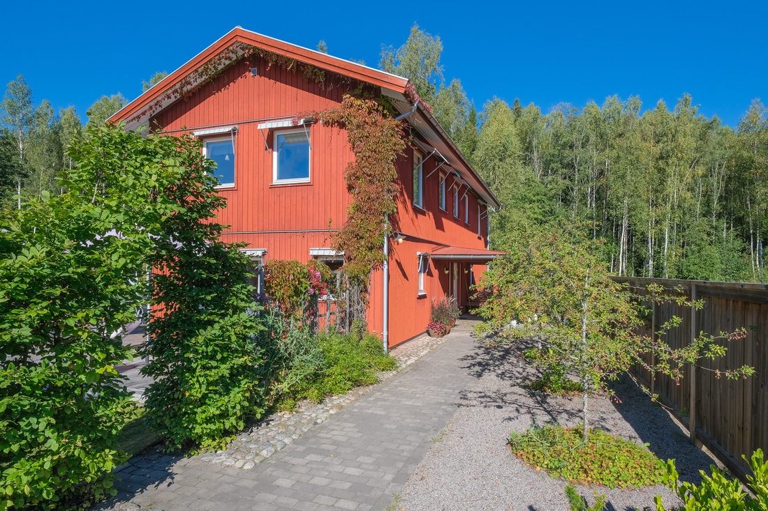 Härlig entré, lummigt med fina designträd... Härlig entré, lummigt med fina designträd...