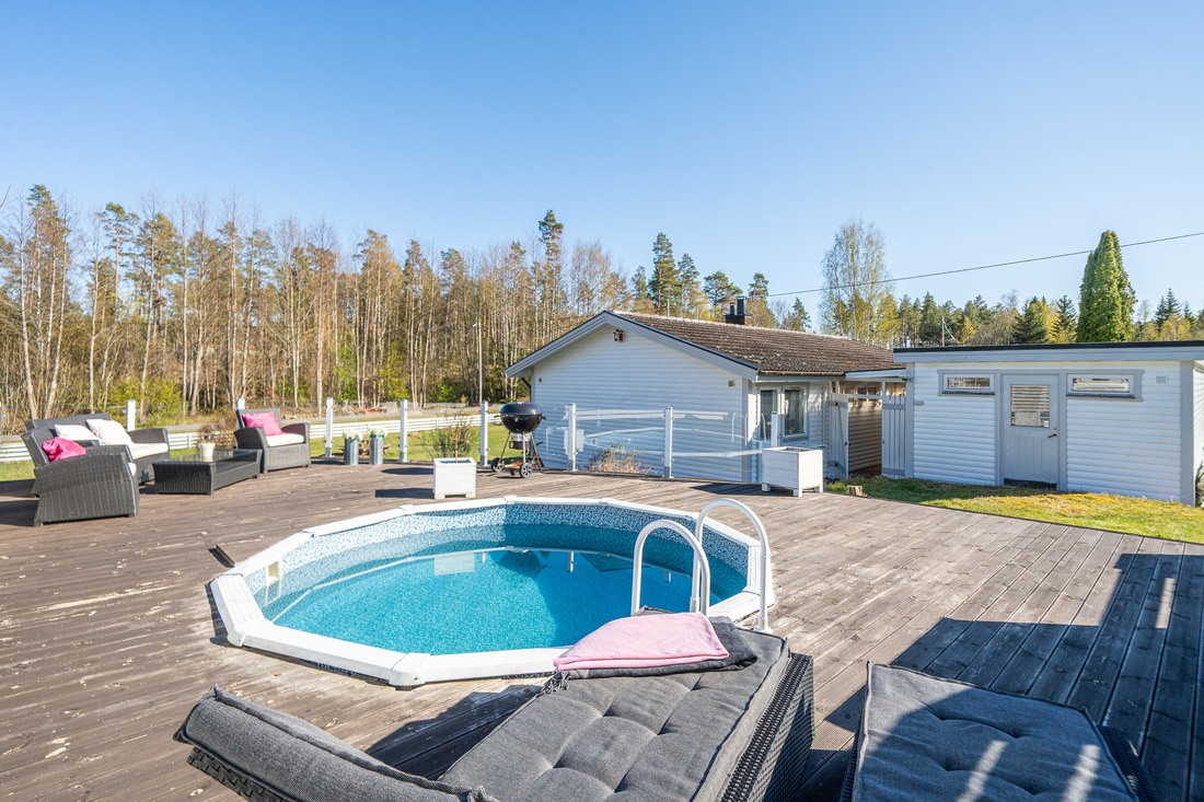 Stort pooldäck med med ny -19 liner i poolen uppvärmd med ny 2023 luftvärmepump