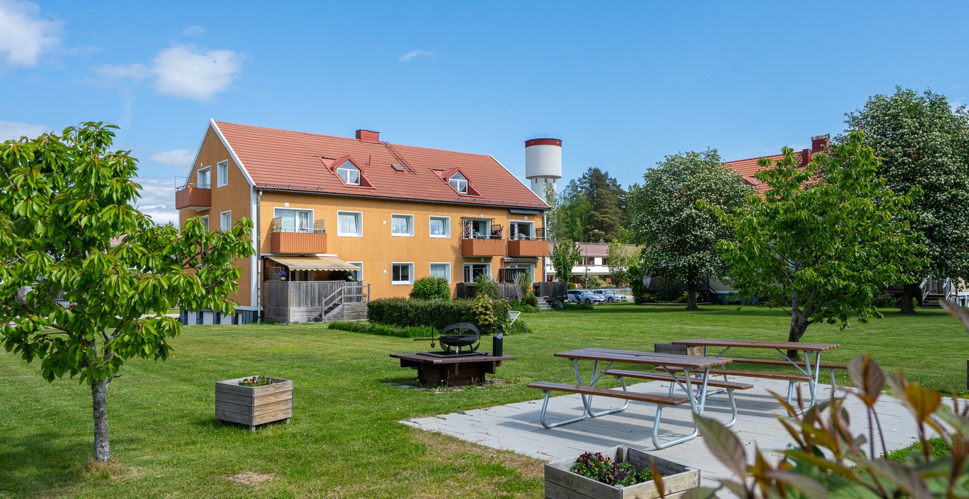 Föreningens fina innergård med sittbänkar