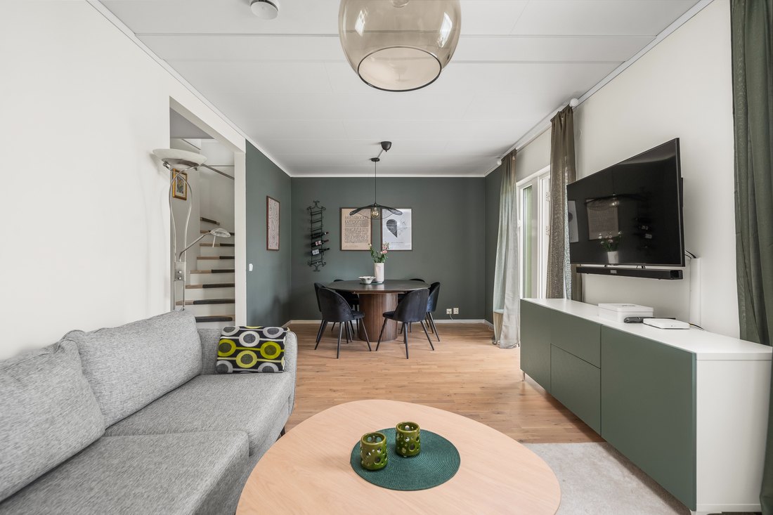 Vardagsrum med plats för matbord Vardagsrum med plats för matbord