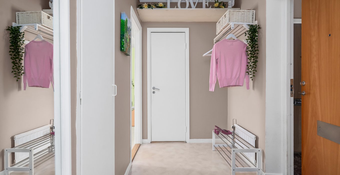 Inbjudande hall med plats för avhägning
