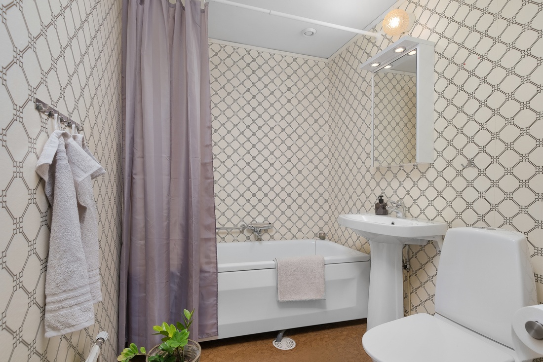 Rymligt badrum med badkar