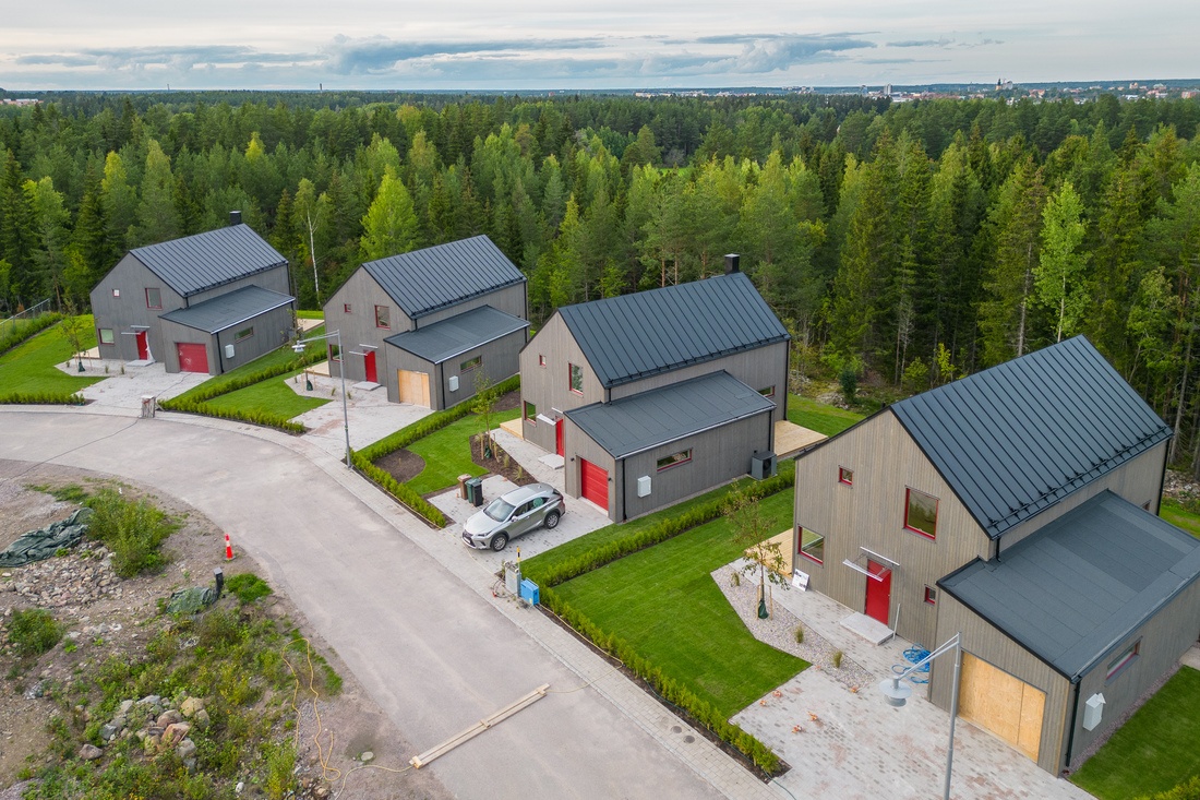 Häckar, gräs, stenläggningar, altaner och plantering klart...