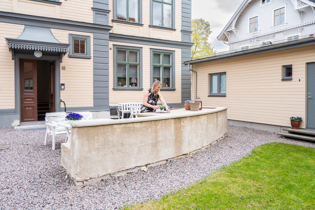 Trevlig innergård med utekök och egen uteplats