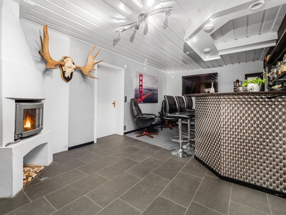 Bar med klinker med värme och öppen spis med insats... Bar med klinker med värme och öppen spis med insats...