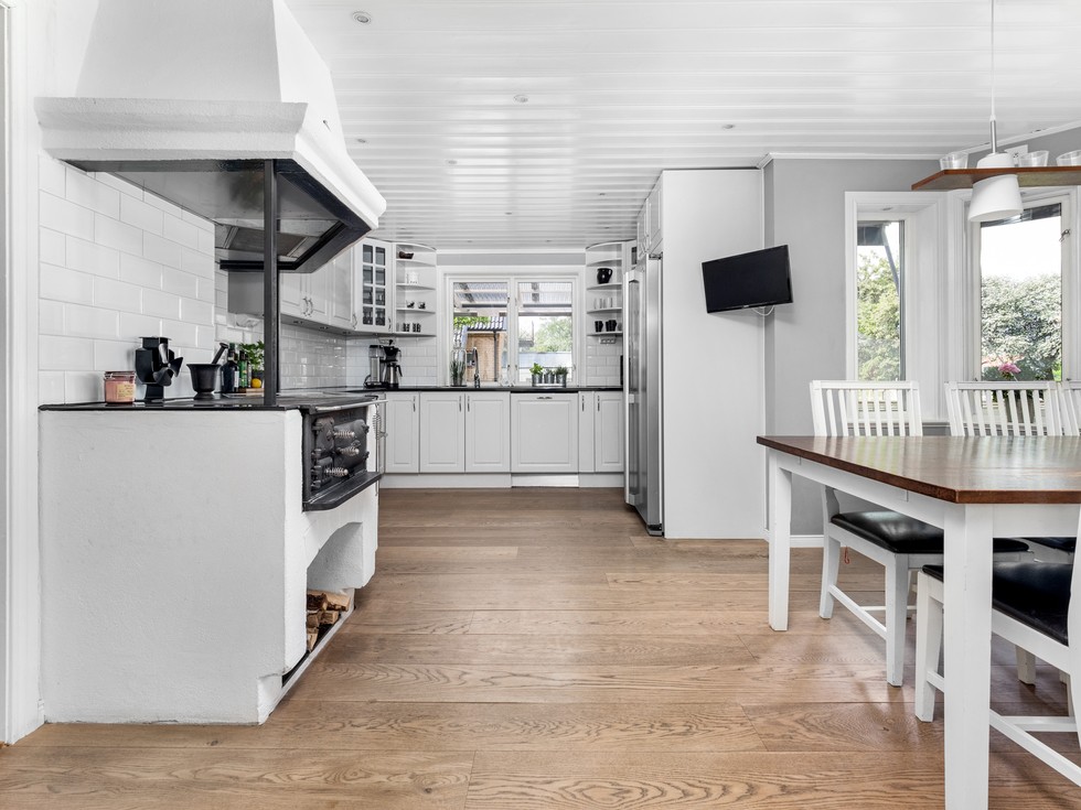 Stort med infällda spotlights och sidebyside kyl/frys med is och vatten... Stort med infällda spotlights och sidebyside kyl/frys med is och vatten...