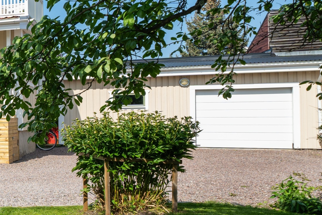 Stort dubbelgarage med fjärrport och snickarbod...