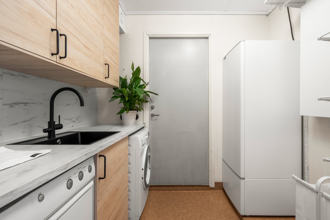 Separat grovkök med dörr till förråd och garage Separat grovkök med dörr till förråd och garage