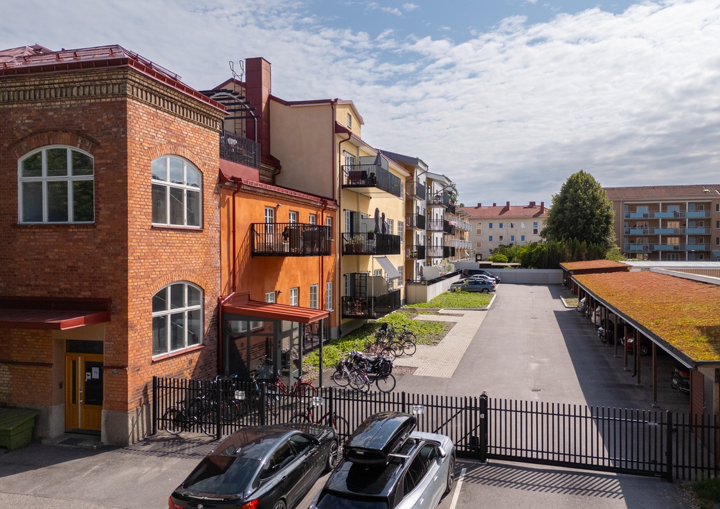 Med Carport och parkeringsplats...