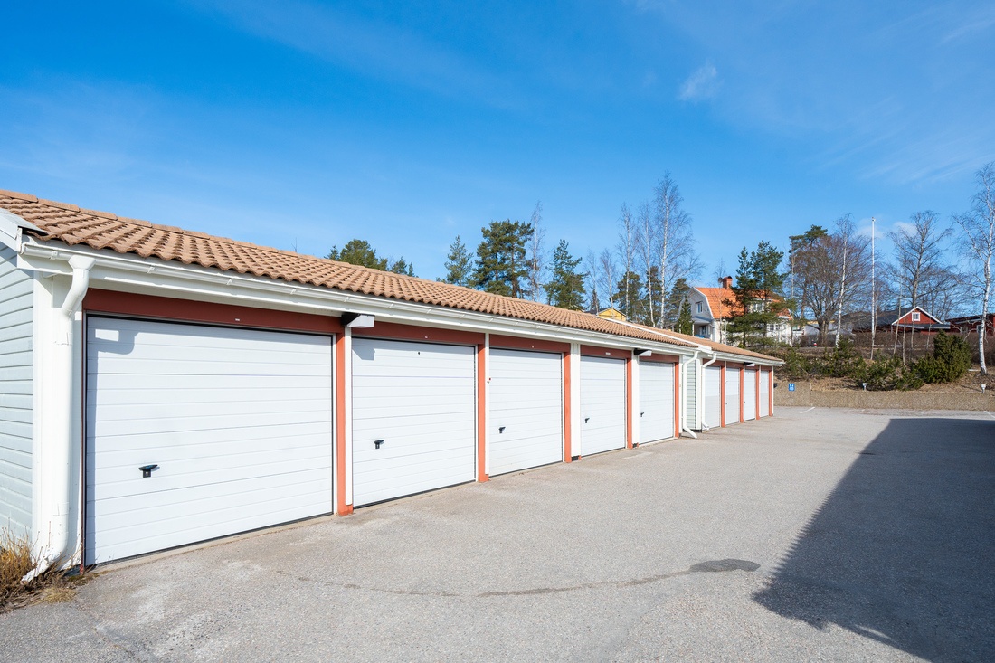 Tillhörande p-plats och möjlighet till garage...