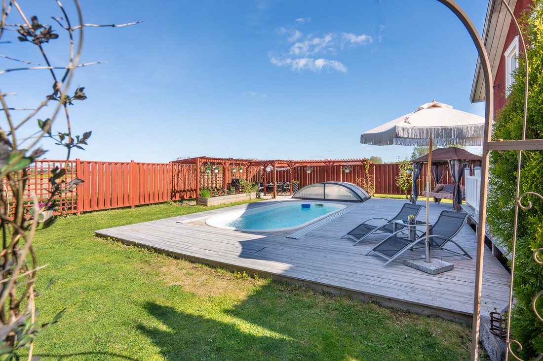 Stort poolområde med uppvärmd pool Stort poolområde med uppvärmd pool