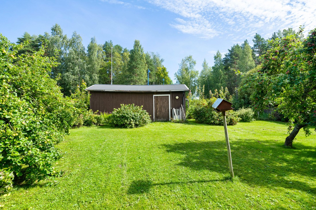 Stort förråd och vedbod...