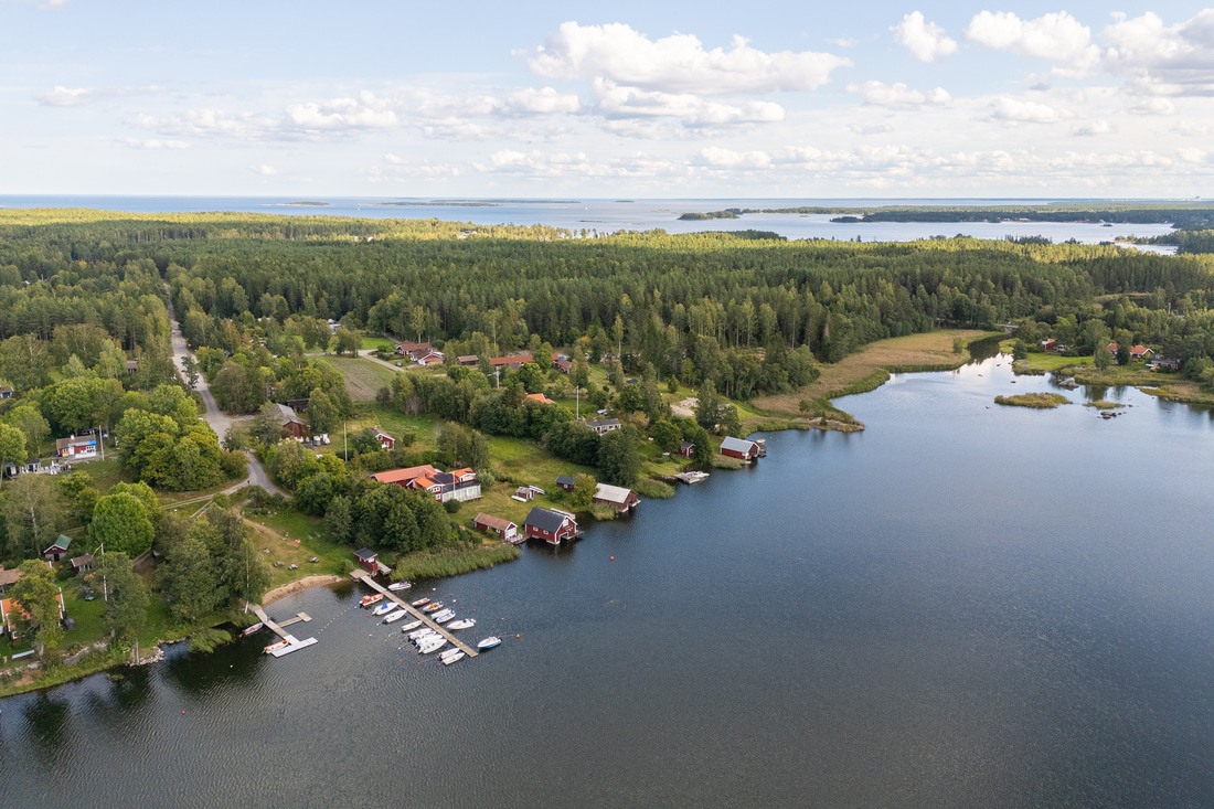 En kort promenad till såväl bad- som båtplats och naturstig på härliga Eskön En kort promenad till såväl bad- som båtplats och naturstig på härliga Eskön