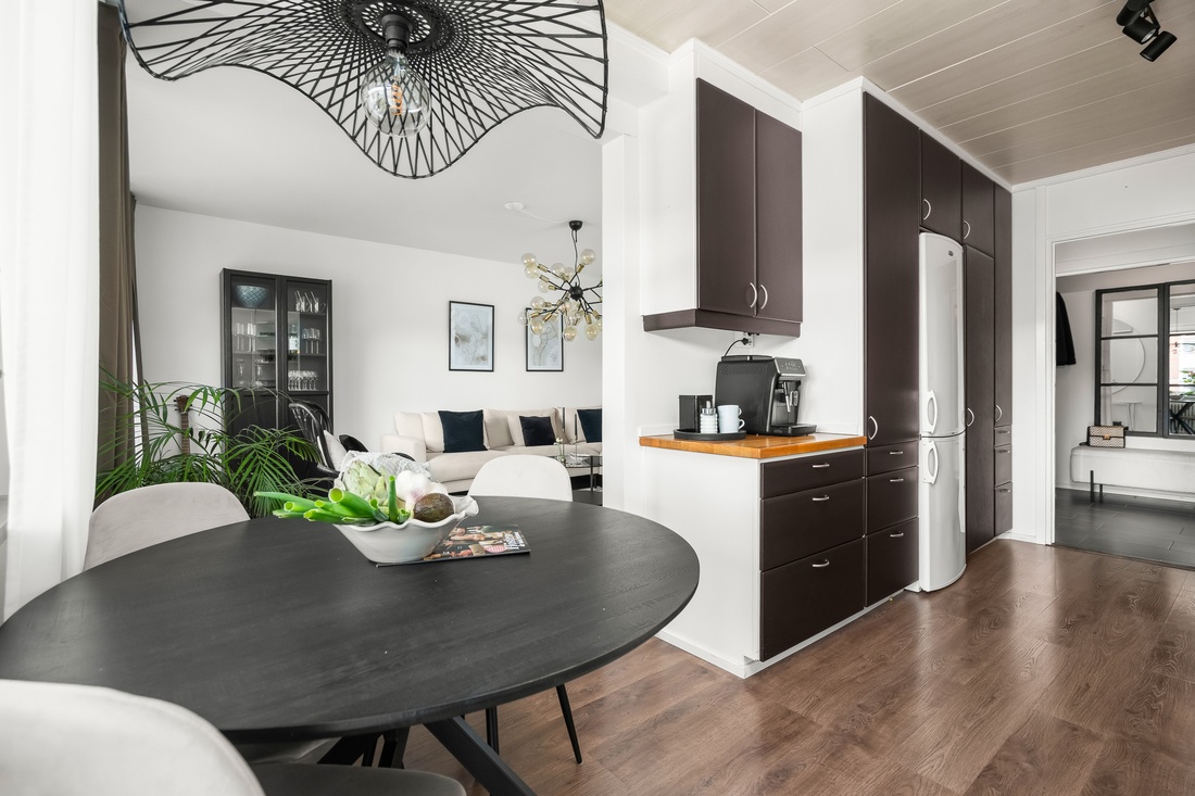 Modern, öppen planlösning mellan kök och vardagsrum Modern, öppen planlösning mellan kök och vardagsrum