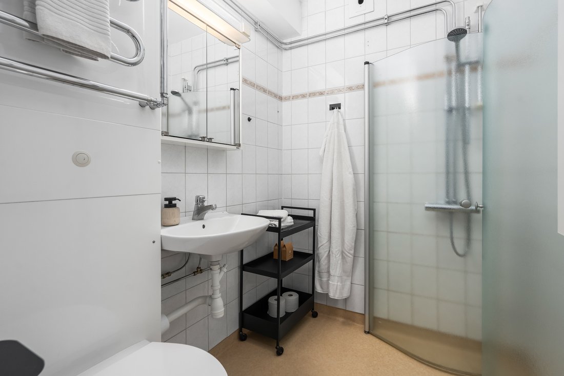 Badrum med kaklade väggar Badrum med kaklade väggar