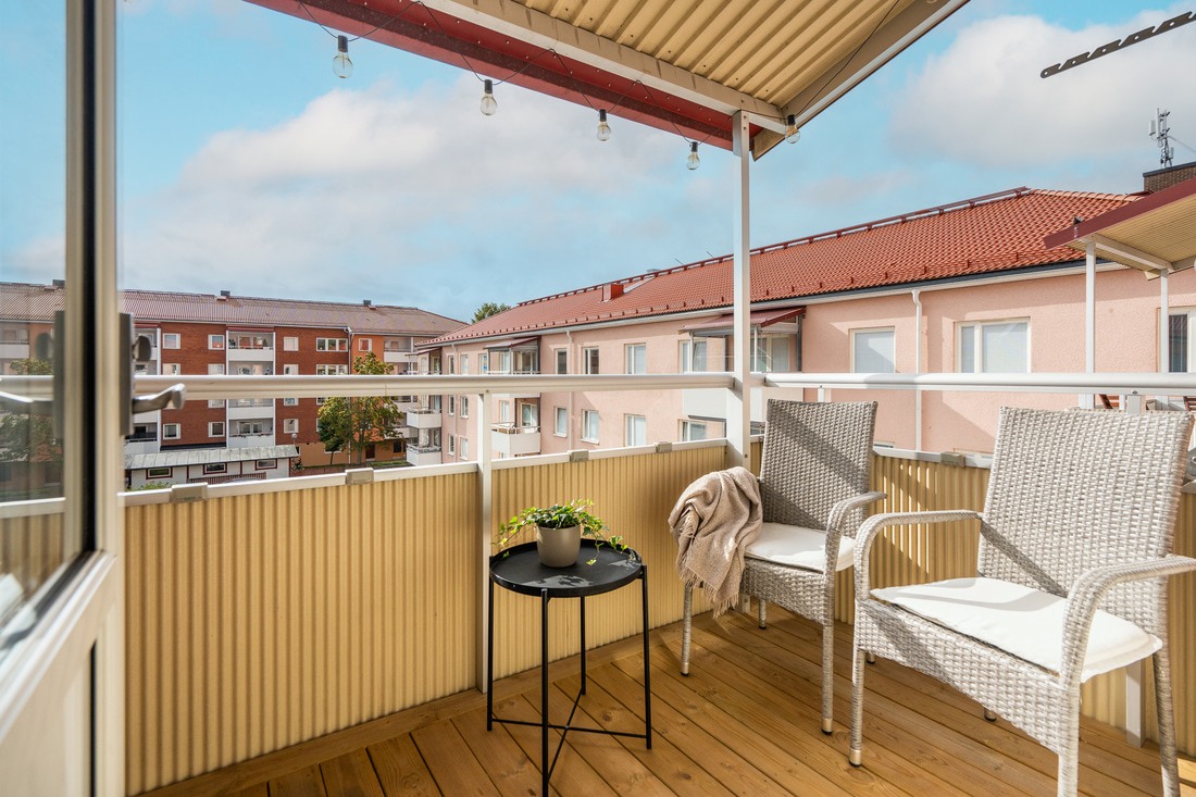 Stor, solig balkong med trall och tak Stor, solig balkong med trall och tak