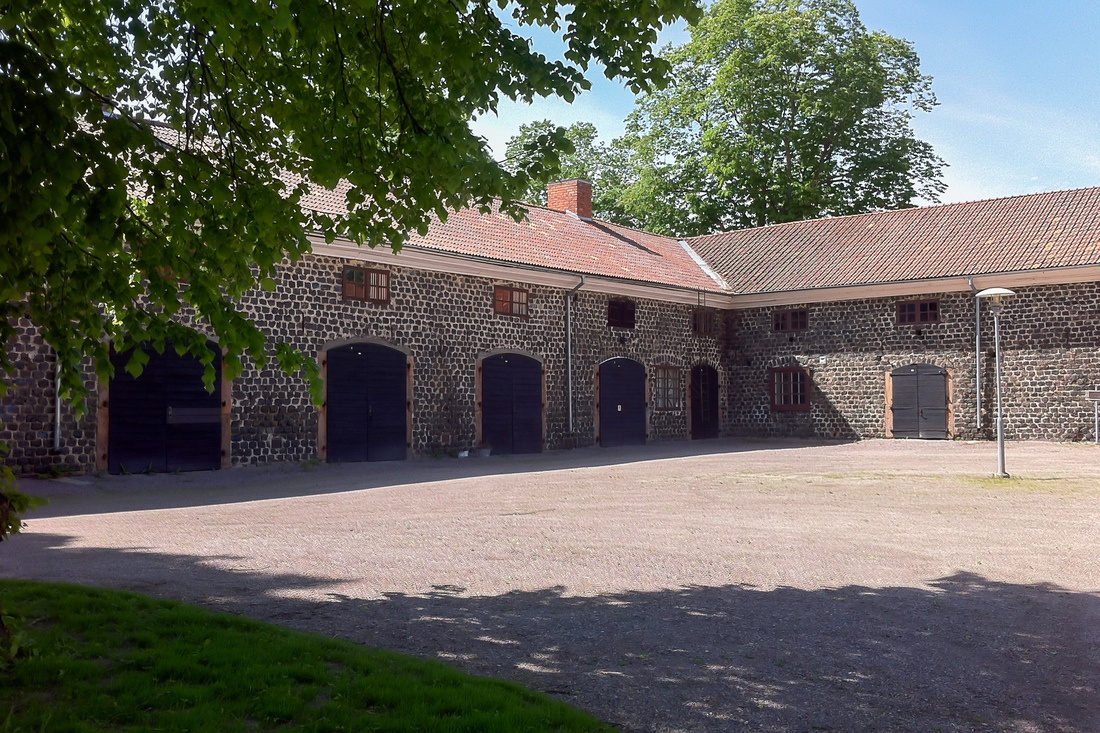 STORT garage med smörjgrop och plats för 3 bilar...