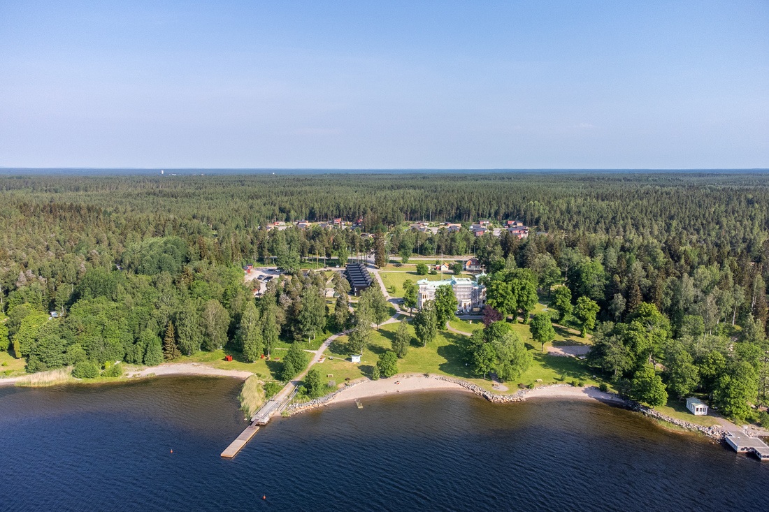 Nära Gävle centrum i skogen vid HAVET...