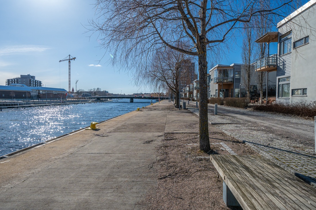 Kaj med båtplatser och promenadstråk...