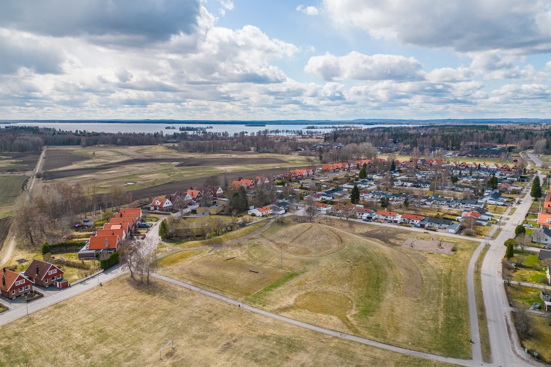 Omtyckta området Lassas med härliga grönområden och Sandvikens golfbana som närmsta granne innan Storsjön breder ut sig...