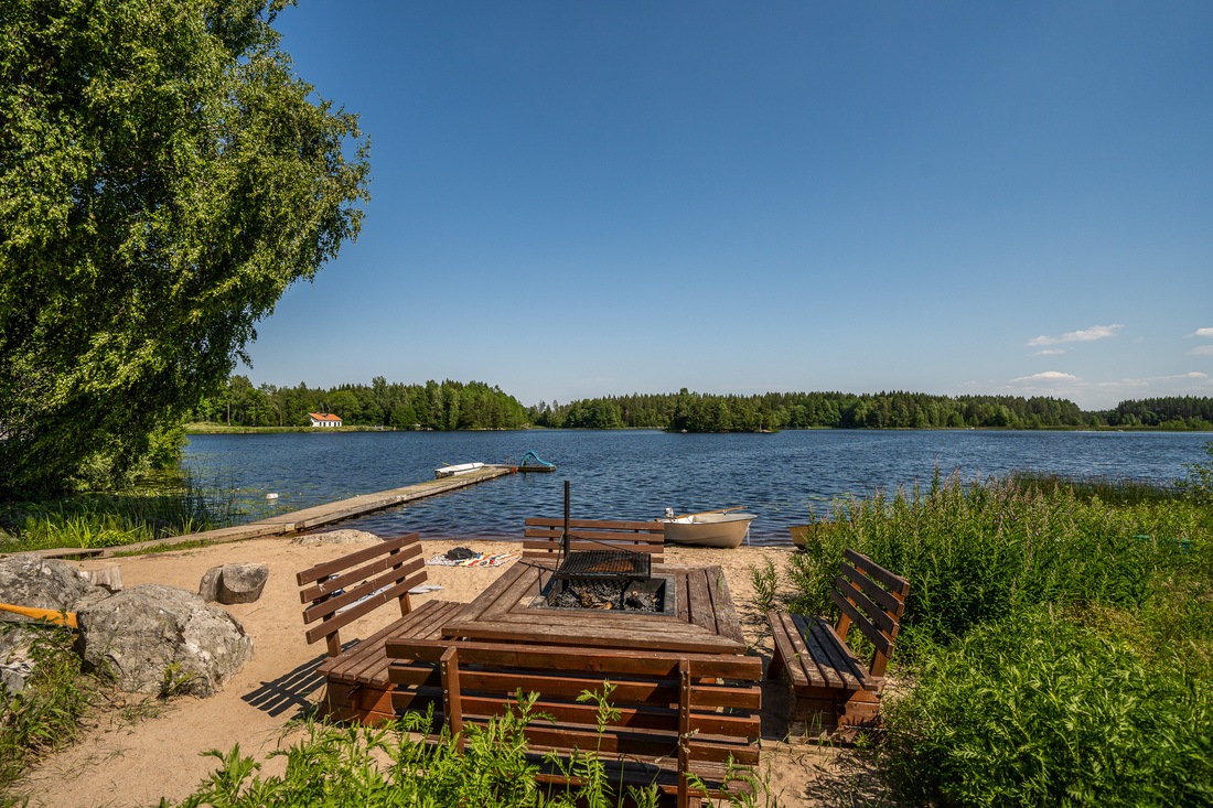 Gångavstånd till bastu och grillplats i samfälligheten...