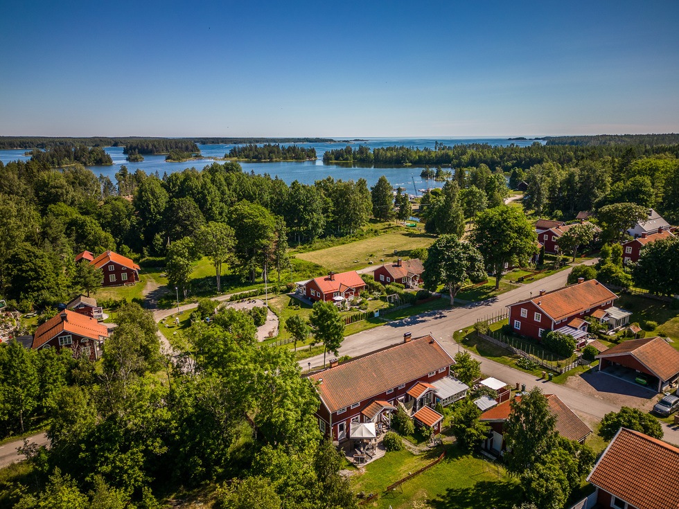 Gångavstånd till såväl hav som sjö och storskog...