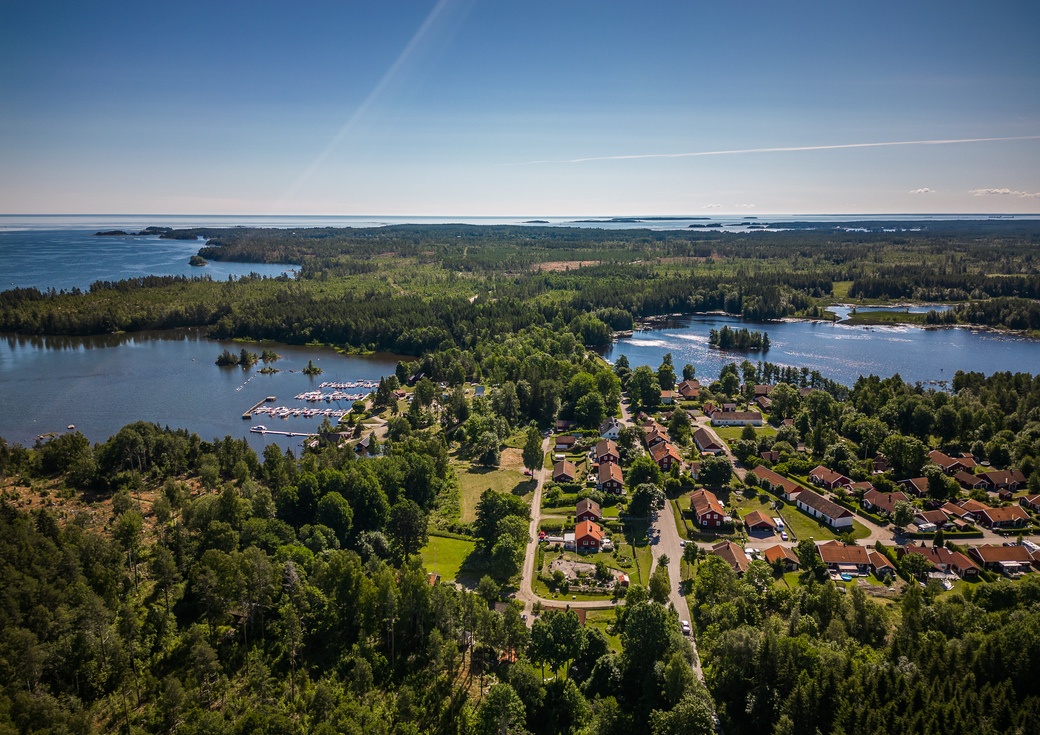 Bruksmiljö mellan hav och sjö...