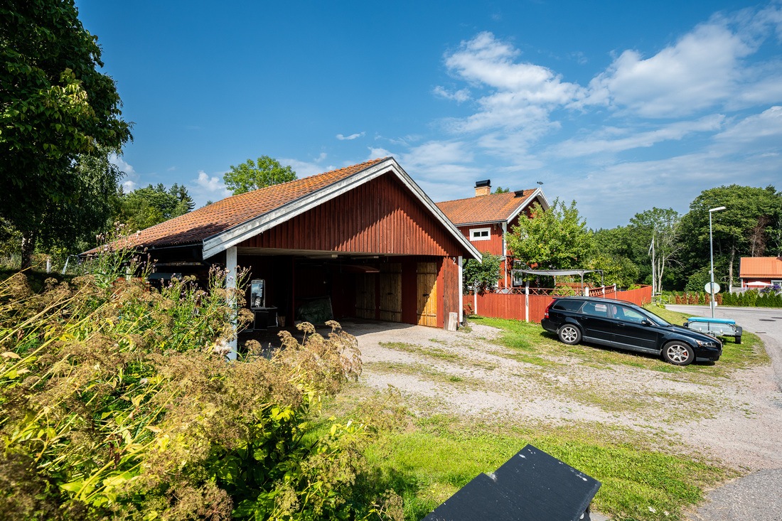 Carport med stort förråd...