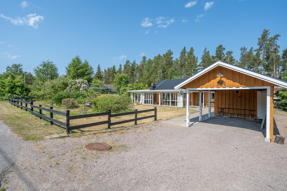 Carport med isolerat förråd...