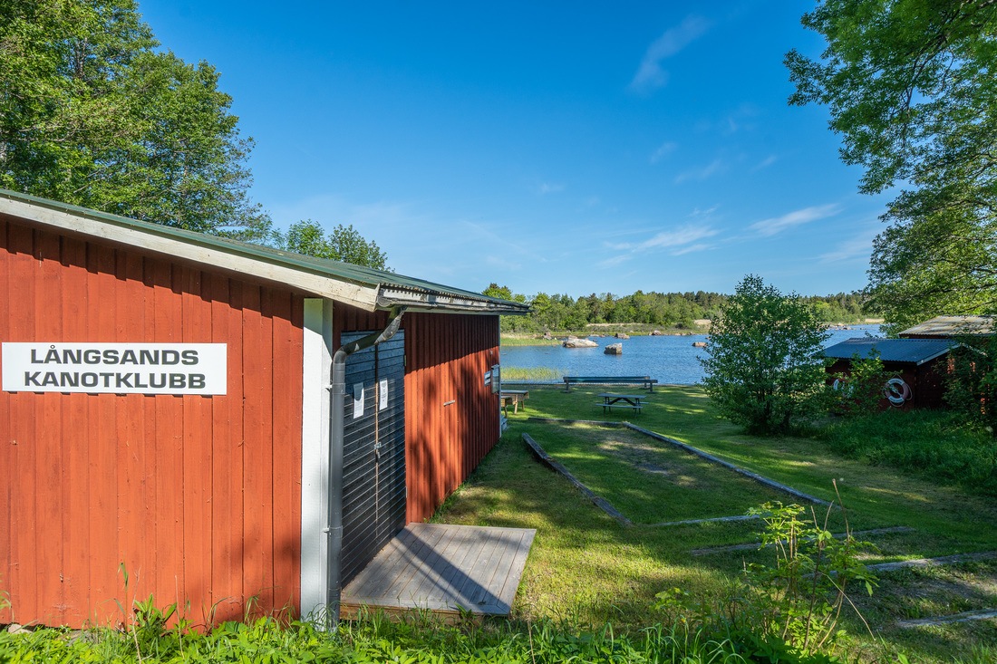 Bl. a. seglar- och kanotklubb finns i området...