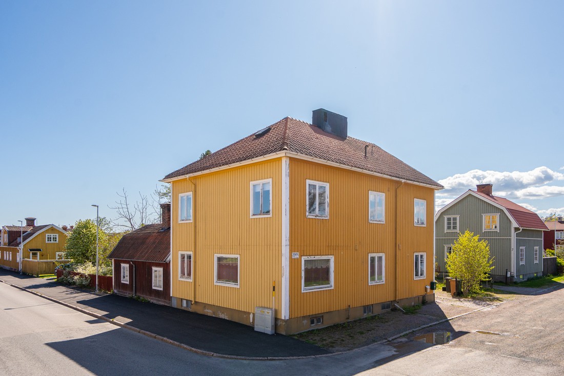 Tvåfamiljsvilla med valmat tak åt ena hållet Tvåfamiljsvilla med valmat tak åt ena hållet