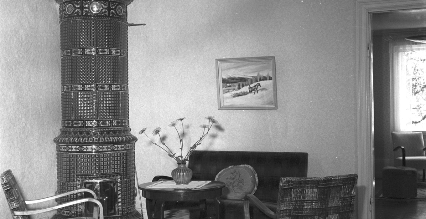 Vardagsrum med gröna kakelugnen 1949 maj