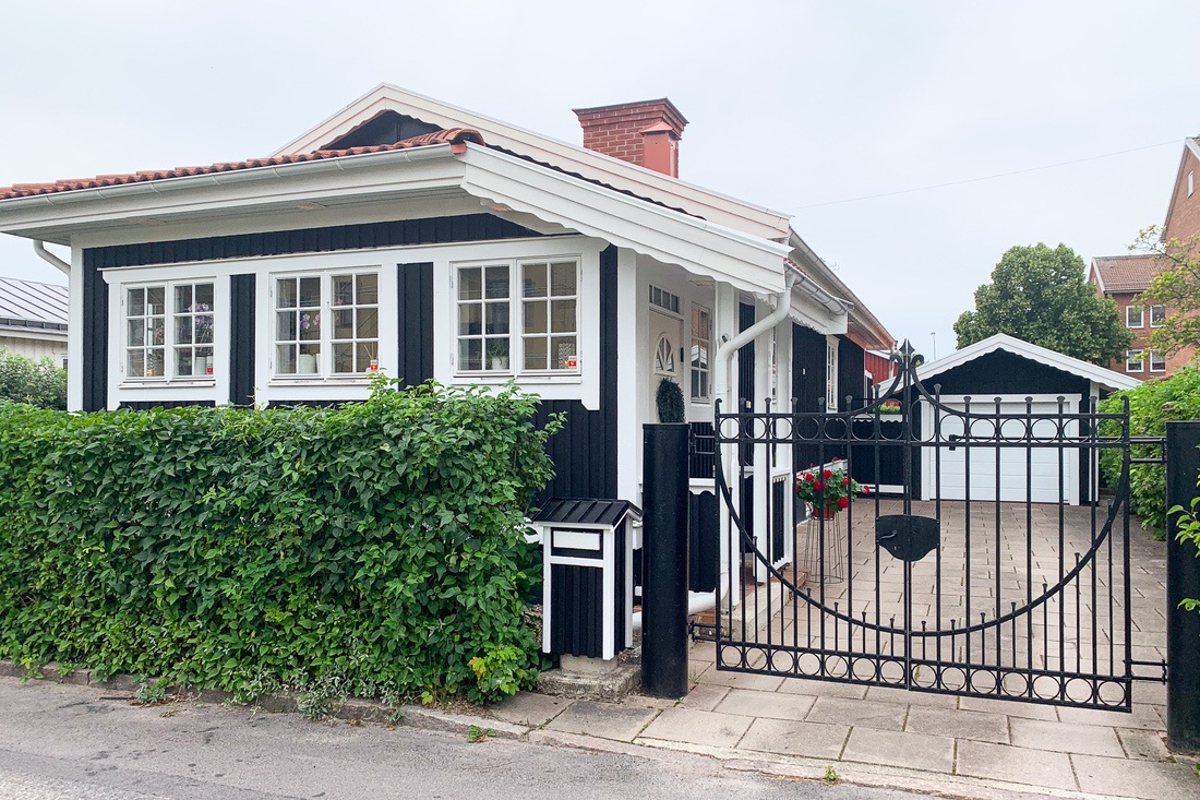 Garage och plats för två bilar till på gården...